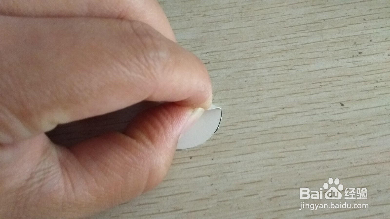 如何用半圆形硬卡纸做放两个中性笔的简易支架