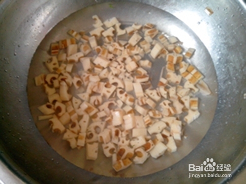 轻松几步剥番茄皮:茄汁藕丁