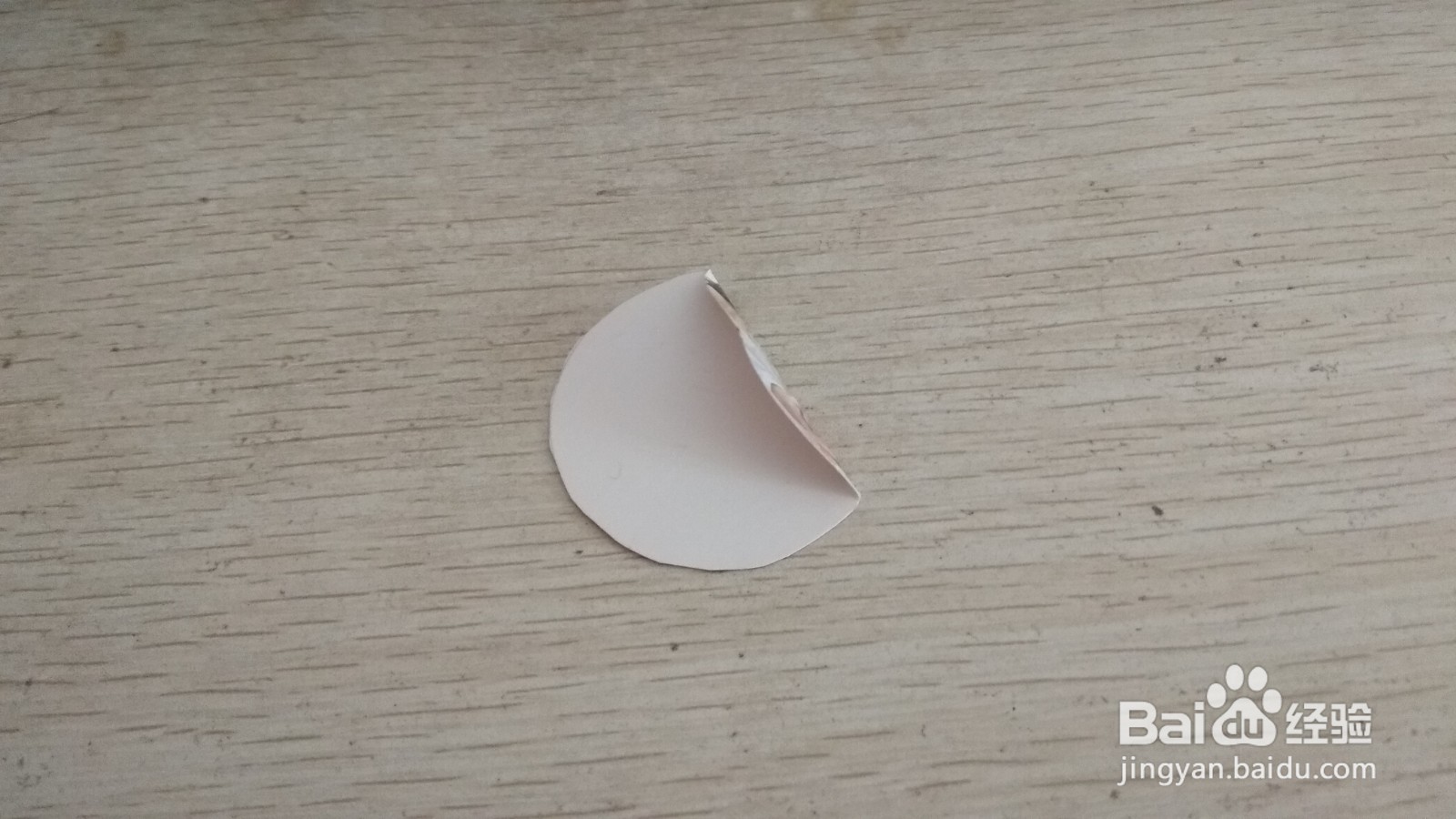 如何用圆形硬卡纸做放两个中性笔的简易的支架
