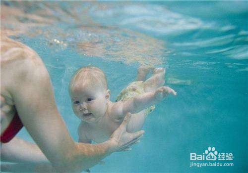 <b>婴儿游泳有哪些好处</b>