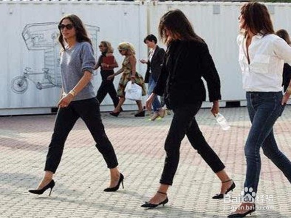 穿高跟鞋时的正确走路姿势是怎样的？