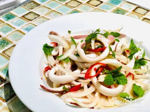 如何做洋葱凉拌鱿鱼圈