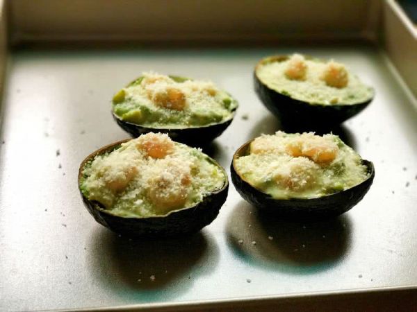 蛋黄酱烤鳄梨鲜虾