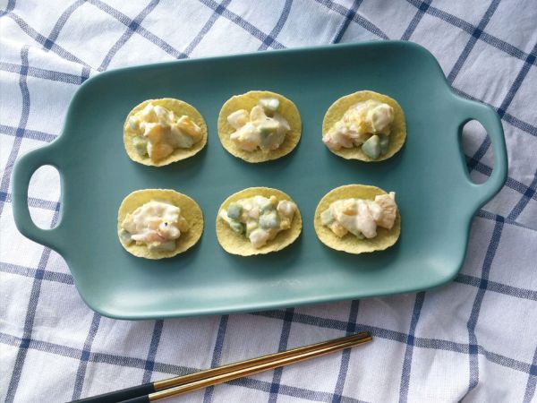 牛油果橙鲜虾薯片沙拉