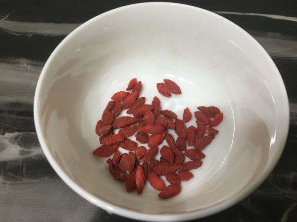 桃胶皂米红枣枸杞羹