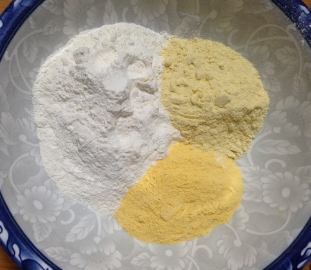 为什么自己蒸的馒头凉了以后表面会一层较硬的皮