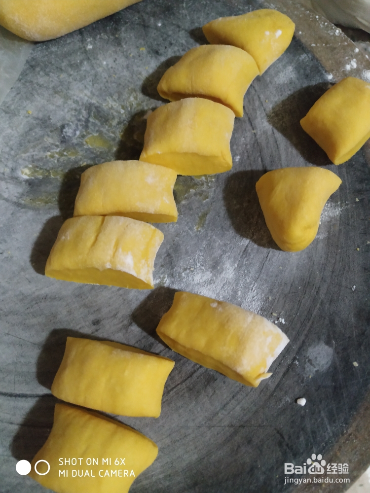 宝宝也爱吃的玫瑰花南瓜馒头