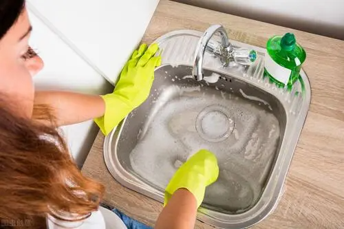 用过火碱的盆再用水冲洗之后还能使用吗