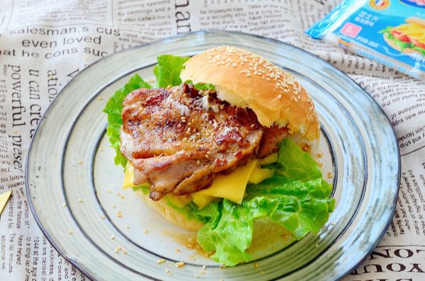 黑椒鸡腿肉芝士菠萝堡