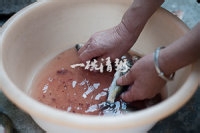 鲜美无比的地道野生菜葱油小鲫鱼