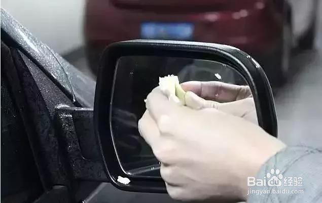 后视镜有雨水看不清楚怎么办?
