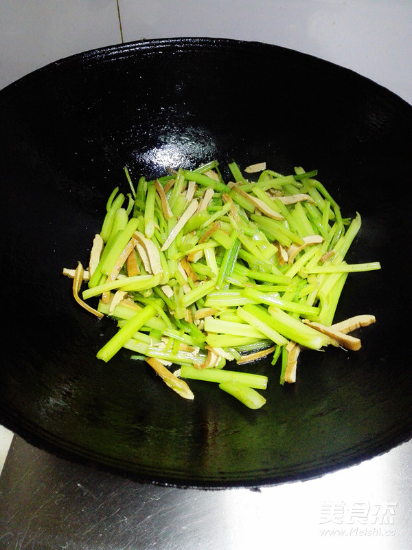 芹菜炒香干金鸡报喜合家乐