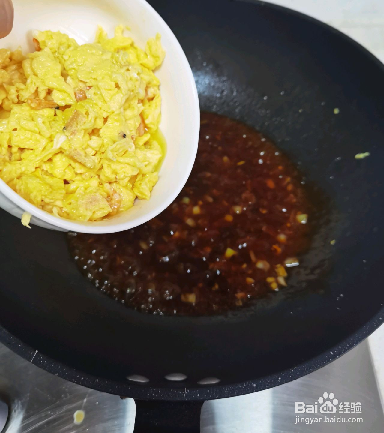 酱油炒蛋的做法