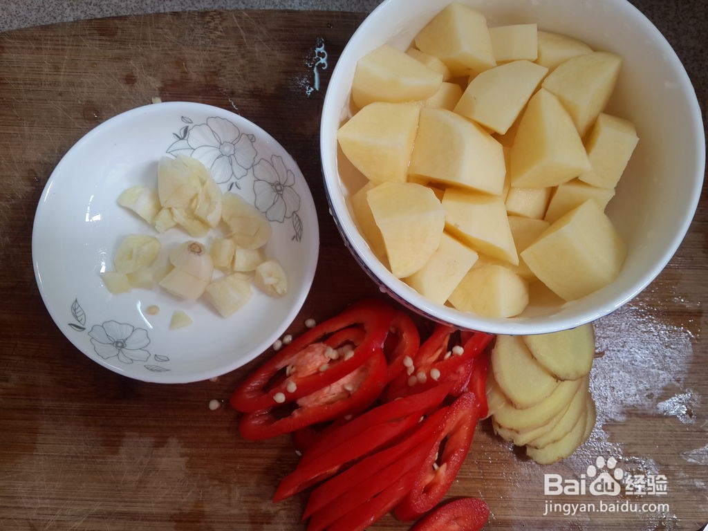 土豆焖排骨的做法