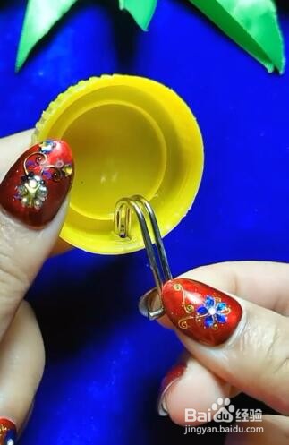 如何用瓶盖制作挂钩？