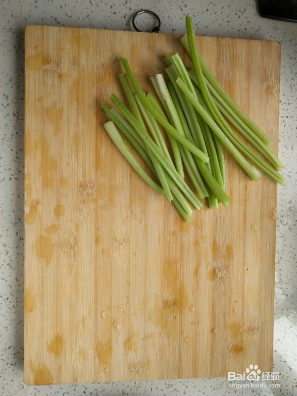 芹菜炒肉的简单做法