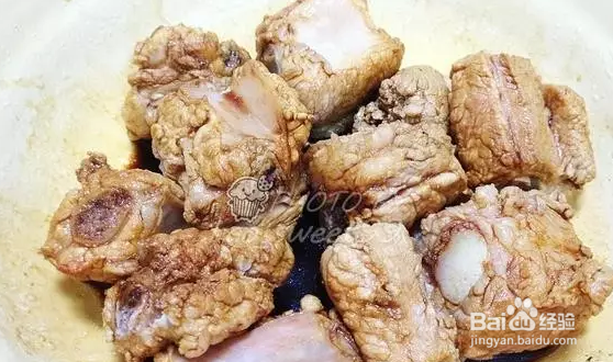 如何用排骨做出一道色香味俱全的松仁糖醋排骨呢