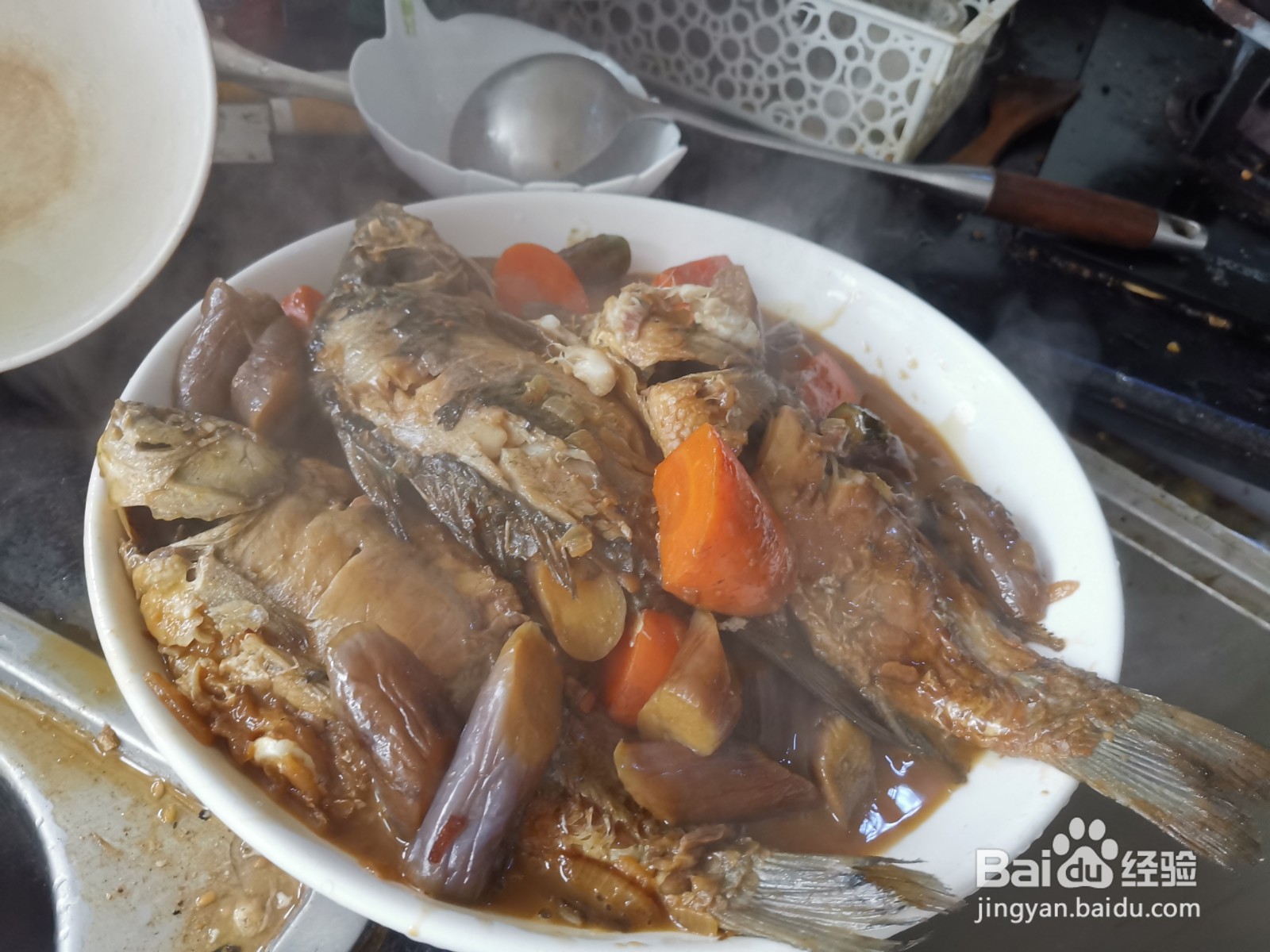 大酱茄子炖鲫鱼的做法
