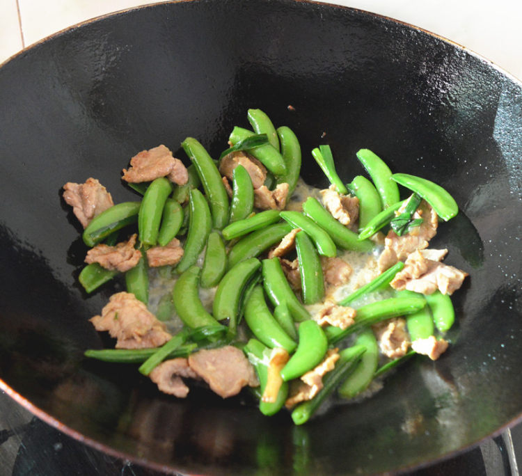 甜豆炒肉片的做法，下饭必备！