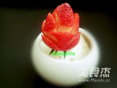 草莓玫瑰花的做法
