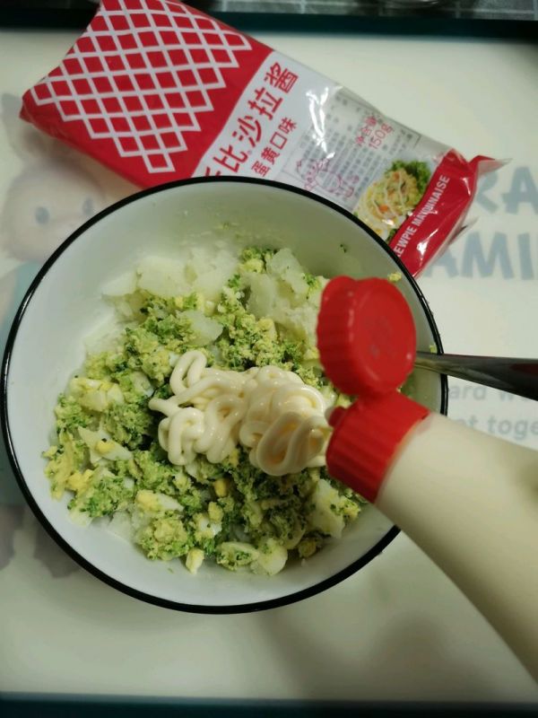 土豆鸡蛋西兰花沙拉三明治