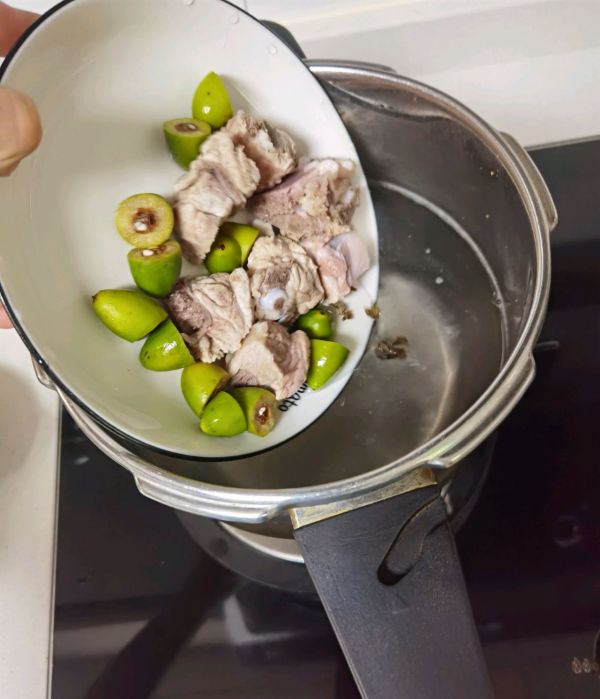 青橄榄石斛排骨汤