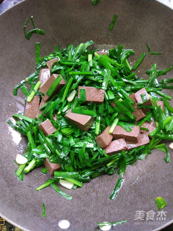 韭菜炒鸭血的做法