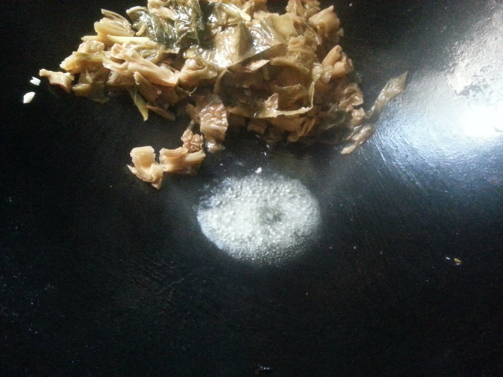 妈妈做的咸菜干炒猪心好吃极了！