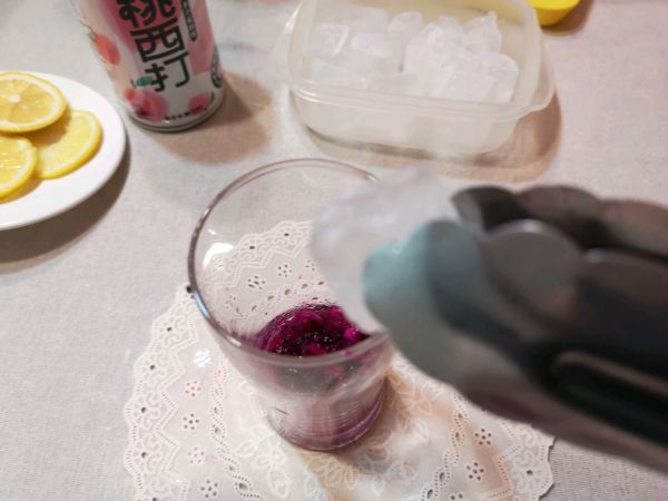 火龙果桃桃汽泡饮