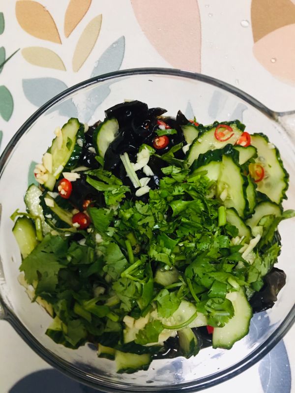 捞汁黑木耳拌黄瓜