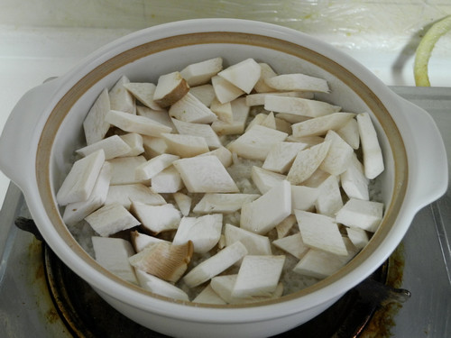 教你做香喷喷的菌香鸭腿煲仔饭，味道美极了