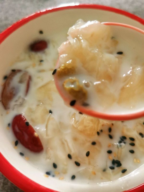 红枣牛奶百合银耳汤