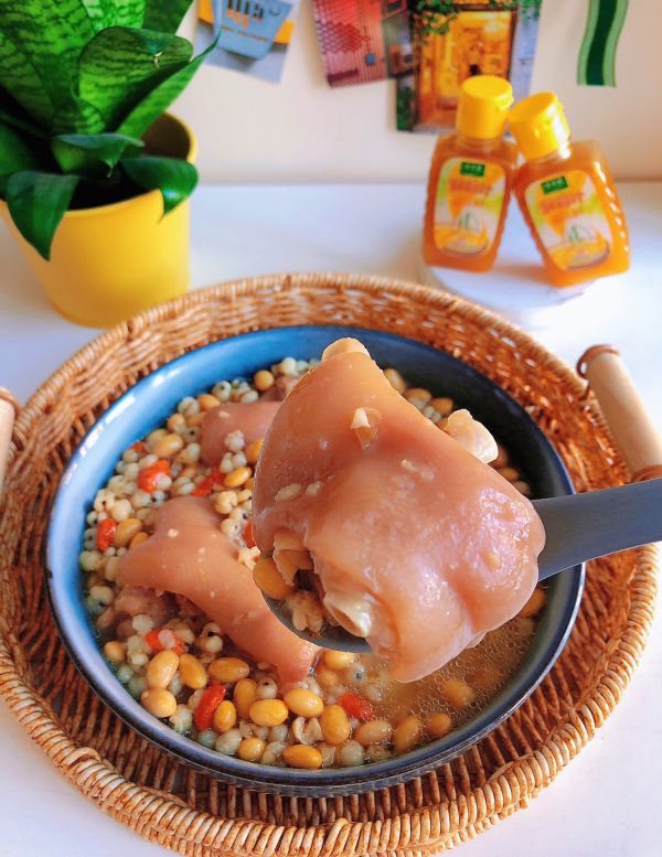 黄豆薏米猪蹄汤