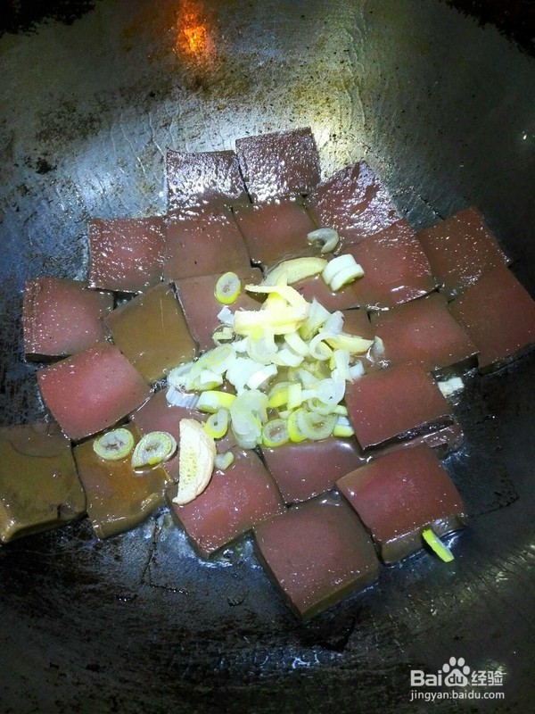 炒鸭血的做法