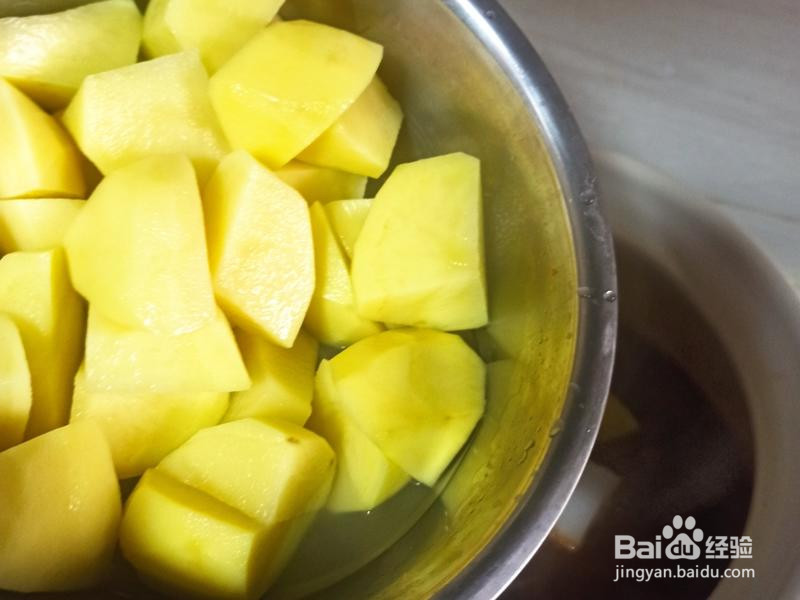 川味土豆香菇烧鸡的做法