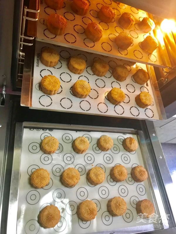 莲蓉蛋黄广式月饼