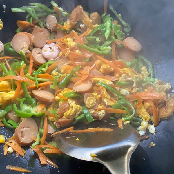 咖喱酱鸡蛋玉米热狗肠炒河粉