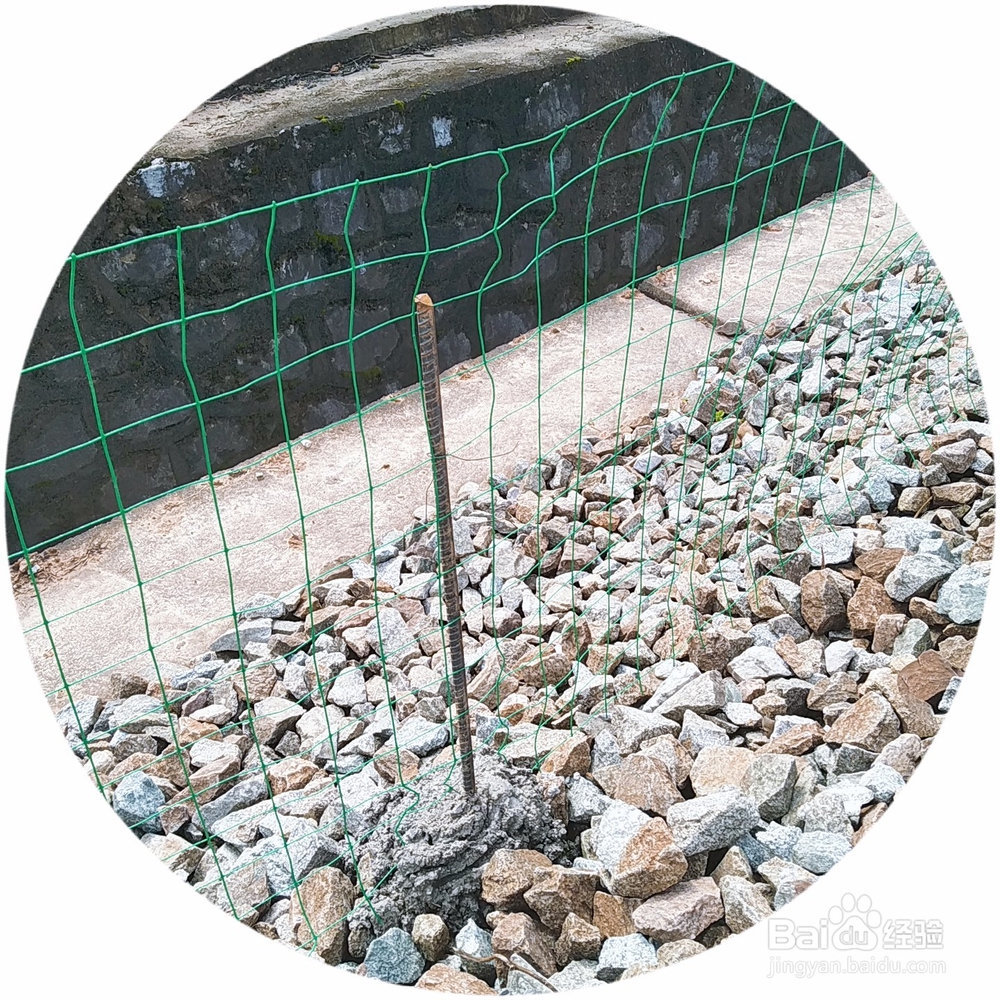 作业区域与铁路线路之间隔离栏的设置要求?