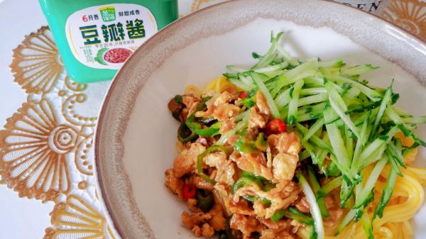 鸡蛋酱拌玉米面条