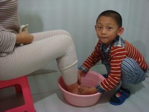 如何让孩子充满爱心，远离冷漠。