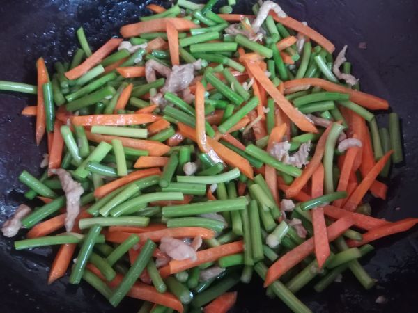 胡萝卜蒜台炒肉丝