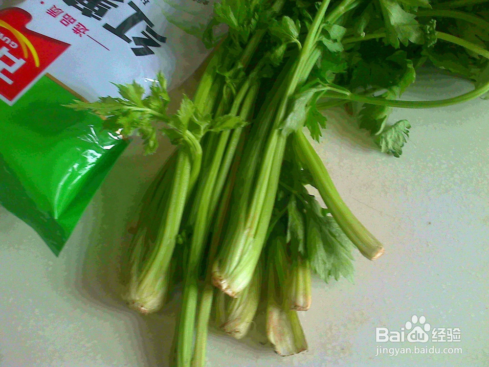 怎样做好炒旱芹菜地瓜粉的备料