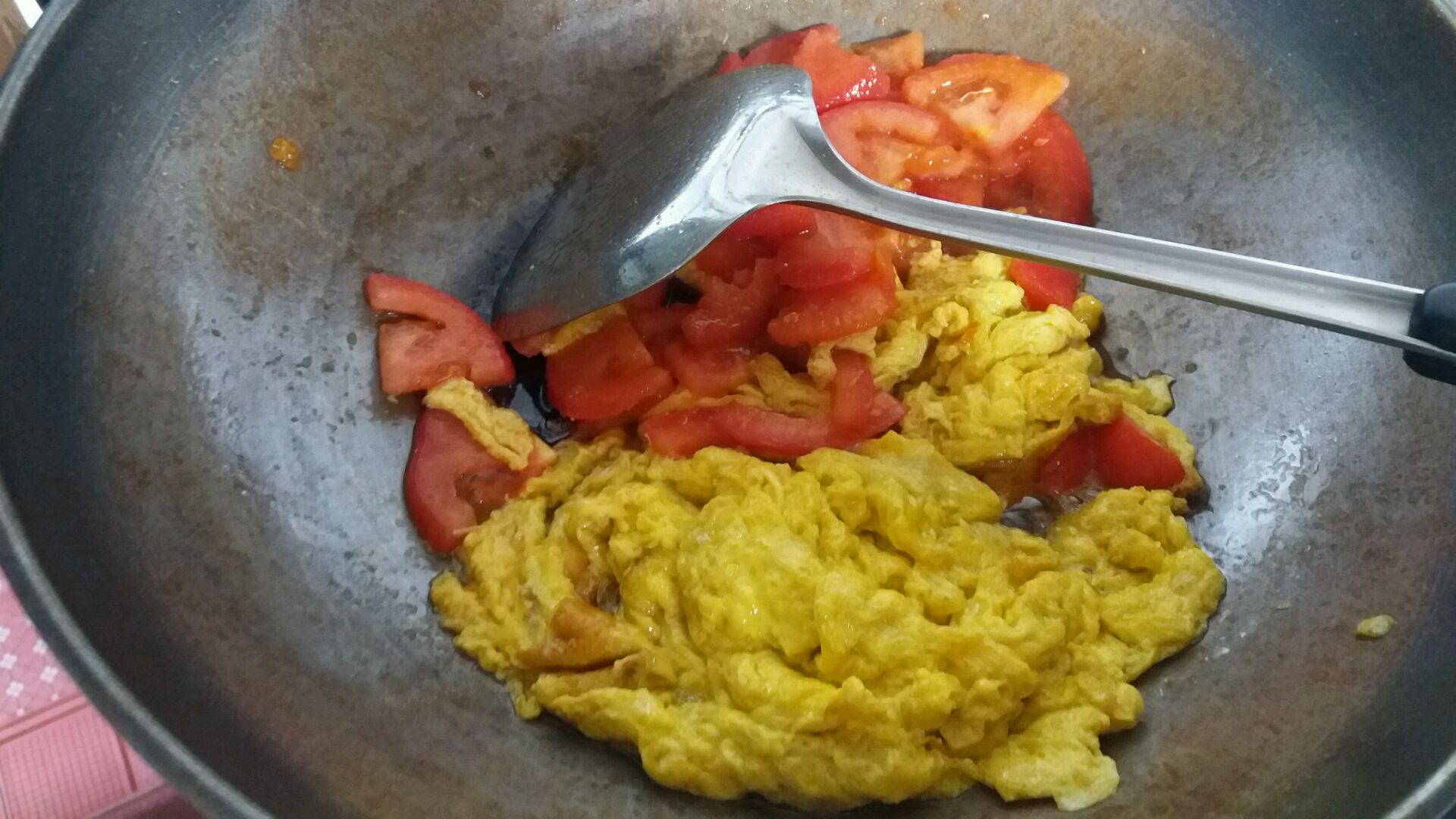 西红柿炒鸡蛋可以加糖吗