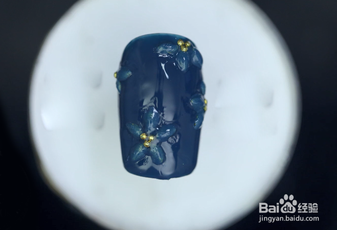 怎样做灰蓝色浮雕花卉