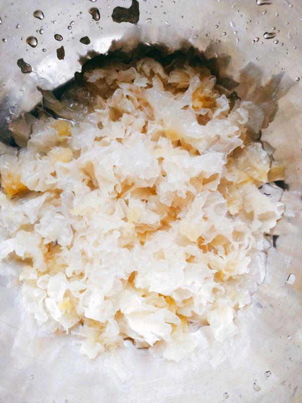 冰糖雪梨银耳羹