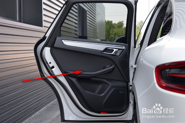 如何开启汽车儿童锁呢？