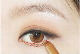 金棕色柔媚蜜桃妆