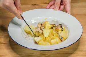 教大家做海鲜土豆沙拉