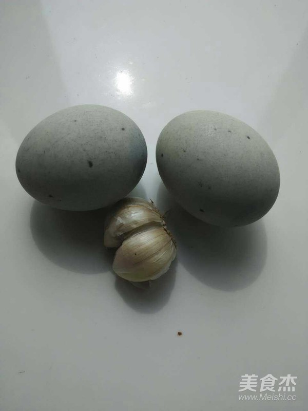 蒜汁拌皮蛋的做法