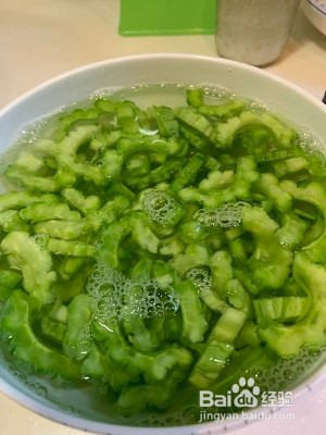 健康养生佳品翡翠苦瓜虾仁的做法